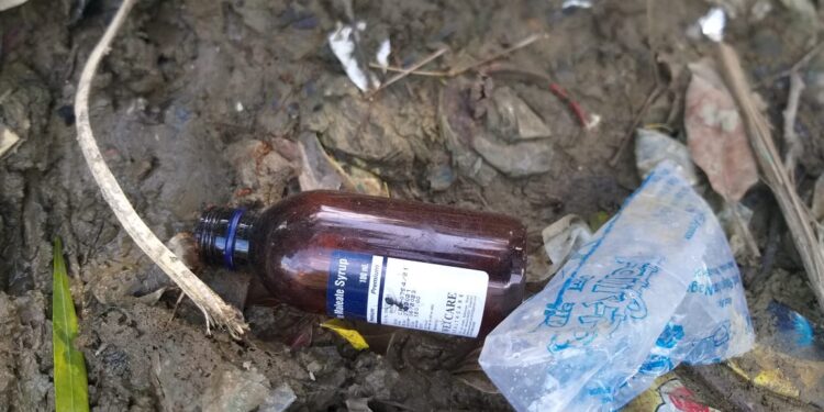 आखिर कब तक होता रहेगा शराब के साथ-साथ स्मैक व गांजे का कारोबार और युवावर्ग होता रहेगा बर्बाद!स्मैक मार्केटिंग का नया फंडा:पांच युवाओं को लाओ और तुम फ्री में स्मैक पाओ,किया विरोध तो संगठित गिरोह के सितम का होना पड़ेगा शिकार