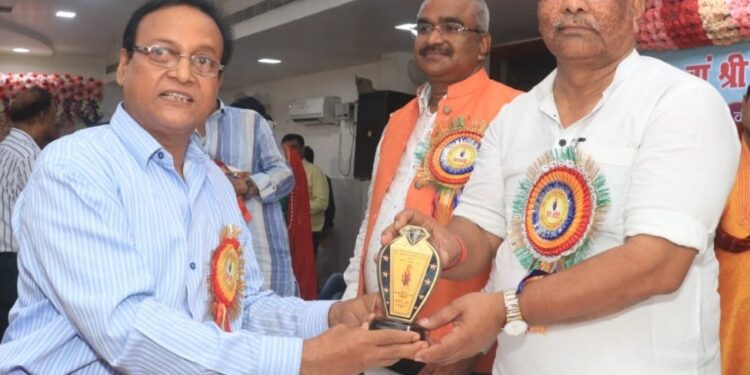 उप मुख्यमंत्री तार किशोर प्रसाद द्वारा डॉक्टर अरविन्द वर्मा को सम्मानित किए जाने से गदगद हैं स्थानीय लोग,उप मुख्यमंत्री को दिया साघुवाद