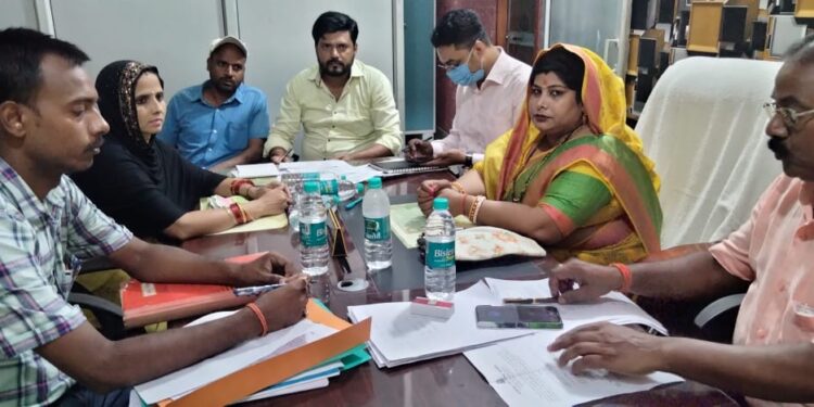 नप के कार्यपालक अभियंता पर आखिर क्यों बिफरी नगर सभापति सीता कुमारी!कई दिशा-निर्देश जारी करते हुए कहा-मुंह चिढ़ा रही स्टेशन रोड की जर्जर सड़कें,राहगीरों के चलने लायक बनाना जरुरी