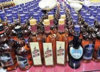 पूर्ण शराबबंदी के बाद भी आखिर कब तक बिहार में होता रहेगा शराब का कारोबार और कारोबारी होते रहेंगे मालोमाल!ट्रक पर चावल की बोरी में शराब की बोतलें छिपाकर ले जा रहे कारोबारी पप्पू यादव को बेलदौर पुलिस ने भारी मात्रा में शराब के साथ दबोचा