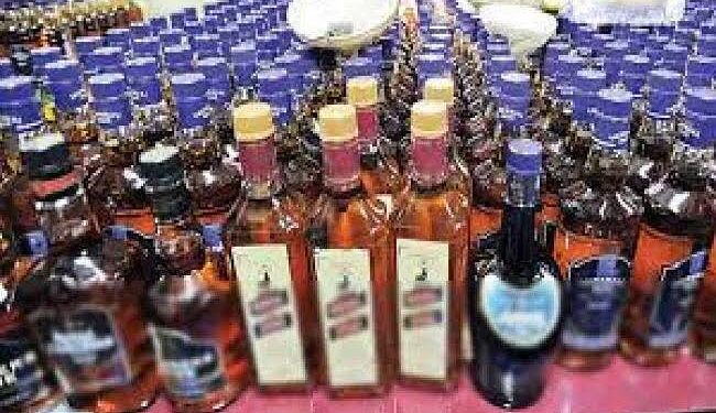 पूर्ण शराबबंदी के बाद भी आखिर कब तक बिहार में होता रहेगा शराब का कारोबार और कारोबारी होते रहेंगे मालोमाल!ट्रक पर चावल की बोरी में शराब की बोतलें छिपाकर ले जा रहे कारोबारी पप्पू यादव को बेलदौर पुलिस ने भारी मात्रा में शराब के साथ दबोचा
