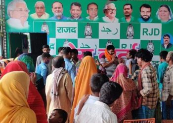 कानू समाज के दर्जनों महिला/पुरुषों द्वारा राजद की सदस्यता ग्रहण करने से आह्ललादित हुए लोगों ने पूर्व नगर सभापति मनोहर यादव को फूल-मालाओं से दिया लाद,मनोहर यादव ने कहा- वर्तमान सरकार से उब गई जनता,तेजस्वी यादव को मुख्यमंत्री बनाने का लें प्रण