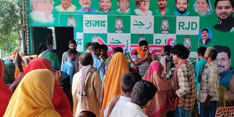 कानू समाज के दर्जनों महिला/पुरुषों द्वारा राजद की सदस्यता ग्रहण करने से आह्ललादित हुए लोगों ने पूर्व नगर सभापति मनोहर यादव को फूल-मालाओं से दिया लाद,मनोहर यादव ने कहा- वर्तमान सरकार से उब गई जनता,तेजस्वी यादव को मुख्यमंत्री बनाने का लें प्रण