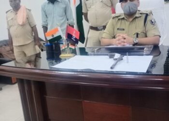 कमला नदी के किनारे अपराध की योजना बना रहे एक बदमाश को पुलिस ने दबोचा, एक लोडेड देसी कट्टा और खोखे की बरामदगी के बाद भेजा गया जेल,एसपी के दिशा-निर्देश पर पंचायत चुनाव को ले विशेष अभियान जारी