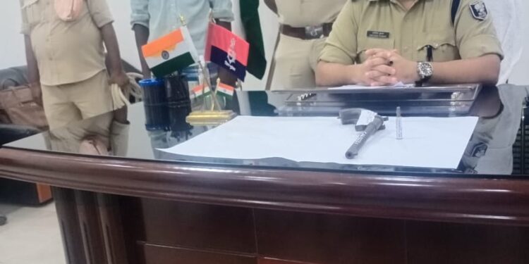 कमला नदी के किनारे अपराध की योजना बना रहे एक बदमाश को पुलिस ने दबोचा, एक लोडेड देसी कट्टा और खोखे की बरामदगी के बाद भेजा गया जेल,एसपी के दिशा-निर्देश पर पंचायत चुनाव को ले विशेष अभियान जारी