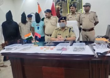 शातिर संजय को दबोचते ही खुलने लगा भीषण डकैती का राज और बरामद होता गया लूट का माल.. एसपी अमितेश कुमार द्वारा गठित एसआईटी ने महज 15दिनों के अंदर पूरे मामले का सच सामने लाकर कर दिया कमाल,लाखों के लूटे गए स्वर्णाभूषण के साथ-साथ हथियार व कारतूस सहित चार बदमाश धराया