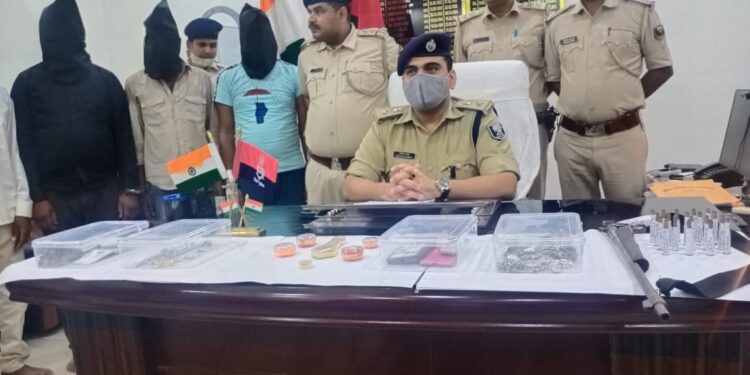 शातिर संजय को दबोचते ही खुलने लगा भीषण डकैती का राज और बरामद होता गया लूट का माल.. एसपी अमितेश कुमार द्वारा गठित एसआईटी ने महज 15दिनों के अंदर पूरे मामले का सच सामने लाकर कर दिया कमाल,लाखों के लूटे गए स्वर्णाभूषण के साथ-साथ हथियार व कारतूस सहित चार बदमाश धराया