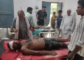 ट्रक पर केला लोड कर रहे मजदूर आए हाई वोल्टेज बिजली की तार के चपेट में,एक की घटना स्थल पर ही दर्दनाक मौत,दो की हालत गंभीर,कोहराम