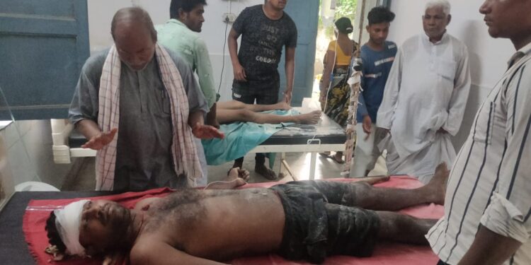 ट्रक पर केला लोड कर रहे मजदूर आए हाई वोल्टेज बिजली की तार के चपेट में,एक की घटना स्थल पर ही दर्दनाक मौत,दो की हालत गंभीर,कोहराम