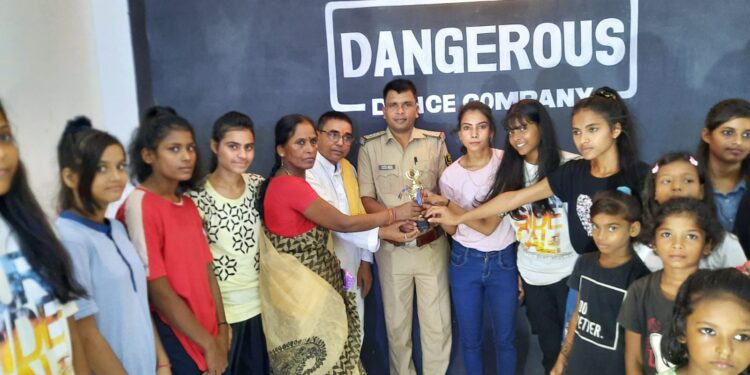 चित्रगुप्तनगर के थानेदार संजीब कुमार ने कहा-बेटों से ज्यादा बेटियां दे रही हैं कुशलता का परिचय,तो डेंजरस डांस कंपनी के संचालक ने कहा-‘हर मुश्किल में काम आती है बेटियां’ ‘लक्ष्मी का वरदान है बेटियां” सरस्वती की मान है बेटियां’ ‘देवों का वरदान है बेटियां’, अंतरराष्ट्रीय बेटी दिवस पर प्रतियोगिता आयोजित