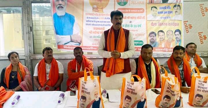 पीएम नरेन्द्र मोदी के जन्मोत्सव पर थैले का मुफ्त वितरण,विधायक संजय सरावगी ने कहा-पीएम का संदेश जन-जन तक पहुंचाना जरुरी