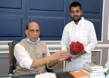 रक्षा मंत्री राजनाथ सिंह से मिलकर भाजयुमो नेता अंकित सिंह चंदेल ने कह दी आतंकवादियों के घुसपैठ की बात,और भी बहुत कुछ कहा