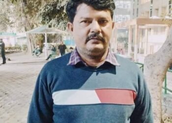 अजब-गजब:एक स्कूल ऐसा,जिसका कुछ ही समय में बदलता जाता है ठिकाना,एचएम दीपक कुमार स्कूल छोड़कर पंचायत में बजाते रहते हैं राजनीतिक बाजा, सरकारी रजिस्टर भी सदैव रखते हैं अपने पास, ग्रामीणों में पनप रहा आक्रोश,डीएम-डीईओ को आवेदन देने के बाद भी कार्रवाई शून्य, आखिर कैसे संवरे शिक्षा व्यवस्था!!