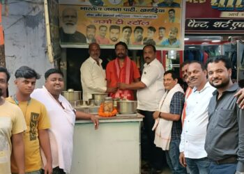 भाजपा व भाजयुमो कार्यकर्ताओं ने लगाया नमो टी स्टॉल,चाय दुकानदारों सहित आम लोगों को भी पिलायी मुफ्त चाय,पीएम नरेन्द्र मोदी के जनमोत्सव पर दिखा अनोखा नजारा