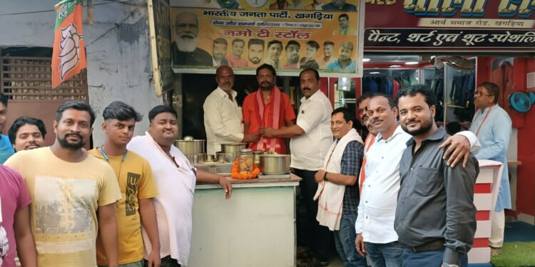 भाजपा व भाजयुमो कार्यकर्ताओं ने लगाया नमो टी स्टॉल,चाय दुकानदारों सहित आम लोगों को भी पिलायी मुफ्त चाय,पीएम नरेन्द्र मोदी के जनमोत्सव पर दिखा अनोखा नजारा