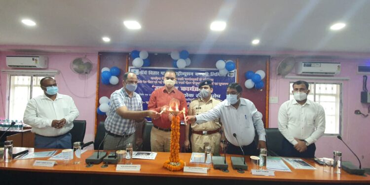 बिना रिचार्ज कराए अब नहीं उठा सकेंगे बिजली का आनंद,डीएम ने शहरी उपभोक्ताओं के लिए पुराने पोस्टपेड मीटर को स्मार्ट मीटर से बदलने के कार्य का किया शुभारंभ,पहला स्मार्ट प्रीपेड मीटर पुलिस अधीक्षक के कार्यालय में लगा