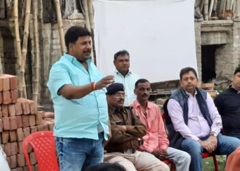 आखिर कब तक शराब व स्मैक का होता रहेगा कारोबार और युवा वर्ग सहित अन्य तबके के लोग होते रहेंगे बर्बाद!नगर सभापति मनोहर यादव ने समाज को नशा मुक्त कराने को ले आयोजित की बैठक,तो नगर थानाध्यक्ष राम स्वार्थ पासवान ने कहा-नशा मुक्त समाज के लिए तमाम लोगों का सहयोग जरुरी