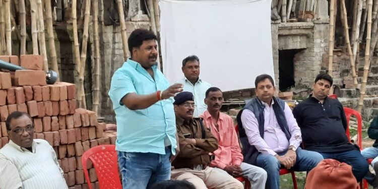 आखिर कब तक शराब व स्मैक का होता रहेगा कारोबार और युवा वर्ग सहित अन्य तबके के लोग होते रहेंगे बर्बाद!नगर सभापति मनोहर यादव ने समाज को नशा मुक्त कराने को ले आयोजित की बैठक,तो नगर थानाध्यक्ष राम स्वार्थ पासवान ने कहा-नशा मुक्त समाज के लिए तमाम लोगों का सहयोग जरुरी