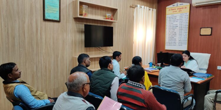 प्रधानमंत्री मत्स्य संपदा योजना से संवरेगी मत्स्य पालकों की जिंदगी,विशेष कैंप लगाकर मत्स्य पालकों को मुहैया कराया जाएगा किसान क्रेडिट कार्ड, डीडीसी अभिलाषा शर्मा की अध़्यक्षता में बैठक सम्पन्न