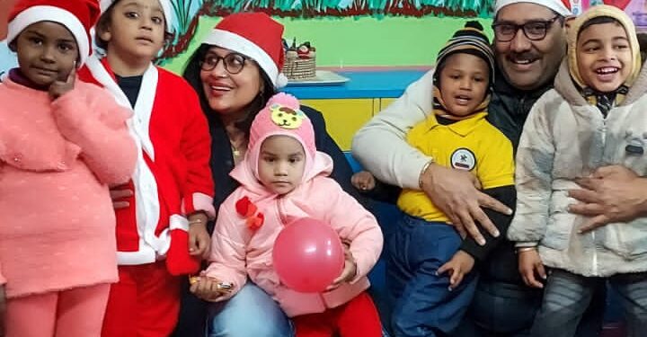 हो रही थी चॉकलेटों की बरसात,उत्साहित दिख रहे थे बच्चे, नजारा था किड्जी प्रीस्कूल का