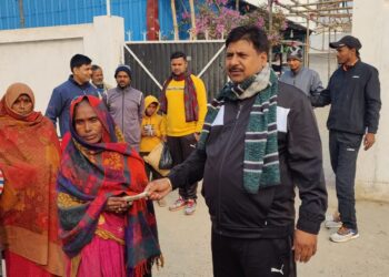 गरीबों के रहनुमा कहलाने वाले पूर्व नगर सभापति मनोहर यादव ने एक बार फिर पेश की मानवता की मिसाल,कचड़ों के बीच जिंदगी तलाशते रहे महादलित समुदाय के दो लोगों की मौत पर मनाया मातम,दाह संस्कार के लिए दिए 5-5हजार रुपये, हरसंभव मदद का दिलासा भरोसा