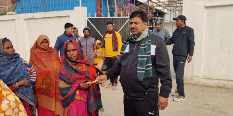 गरीबों के रहनुमा कहलाने वाले पूर्व नगर सभापति मनोहर यादव ने एक बार फिर पेश की मानवता की मिसाल,कचड़ों के बीच जिंदगी तलाशते रहे महादलित समुदाय के दो लोगों की मौत पर मनाया मातम,दाह संस्कार के लिए दिए 5-5हजार रुपये, हरसंभव मदद का दिलासा भरोसा