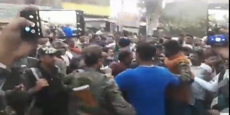 भारी गहमागहमी के बीच सदर प्रखंड प्रमुख का चुनाव सम्पन्न,कद्दावर जेडीयू नेता अशोक सिंह की पुत्रवधु काजल कुमारी को मिला प्रखंड प्रमुख का ताज,अनियंत्रित पंसस समर्थकों को नियंत्रित करने के लिए पुलिस को लेना पड़ा लाठियों का सहारा