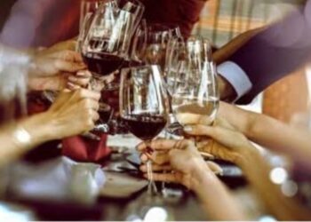 अब कितनी नौटंकी कर कर्जदार बना दीजिएगा बिहार को!कह रहे हैं कि शराब पीने से हो जाएगा एड्स,लेकिन दारु पीकर शराब नहीं पीने की कसमें खाने की शपथ लेने पहुंच रहे हैं पंचायत प्रतिनिधि, यही है वर्तमान बिहार