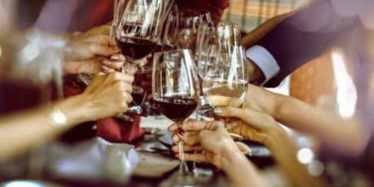 अब कितनी नौटंकी कर कर्जदार बना दीजिएगा बिहार को!कह रहे हैं कि शराब पीने से हो जाएगा एड्स,लेकिन दारु पीकर शराब नहीं पीने की कसमें खाने की शपथ लेने पहुंच रहे हैं पंचायत प्रतिनिधि, यही है वर्तमान बिहार