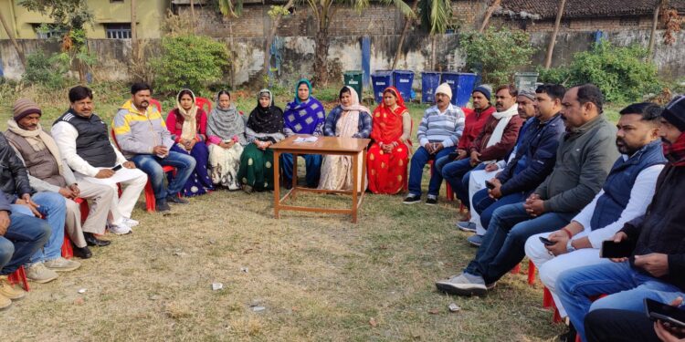 राजेन्द्र चौक से बखरी बस स्टैंड तक की जर्जर सड़कों का निर्माण नहीं होने से नगर पार्षदों सहित प्रबुद्ध जनों में उबाल,नगर सभापति सीता कुमारी ने कहा-उप मुख्यमंत्रियों का आश्वासन हुआ कोरा साबित,तो आमजनों ने कहा-अब होगी आर-पार की लड़ाई