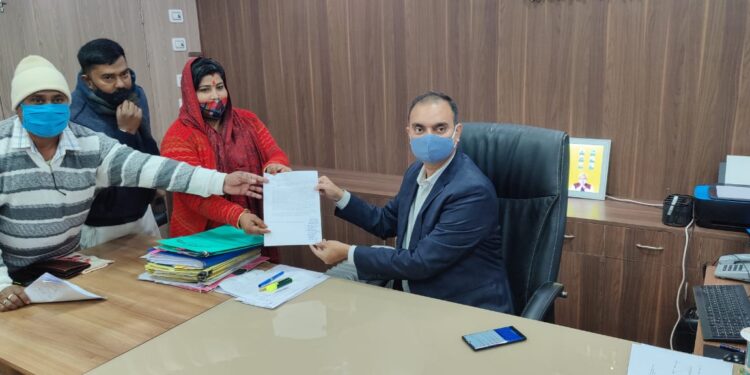 स्टेशन रोड तथा बायपास की जर्जर सड़कों के निर्माण को ले होगा संग्राम,डीएम को आवेदन सौंपते हुए नगर सभापति सीता कुमारी ने कह दिया साफ-साफ,उप मुख्यमंत्रियों सहित प्रभारी मंत्री की बेरुखी का जिक्र करते हुए सुना दिया आमजनों का दुखड़ा भी