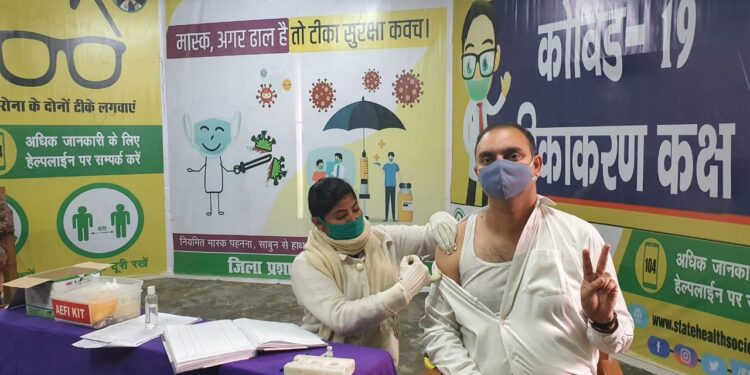 कहराना शुरु कर दिया है कोरोना,डीएम आलोक रंजन घोष सहित अन्य पदाधिकारियों ने कोविड टीके की प्रथम प्रिकॉशनरी डोज लेकर आम जनों को वैक्सीनेशन के प्रति बनाया गंभीर