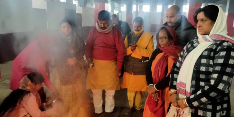 कोरोना के जारी प्रहार के बीच बिहार के मुखिया नीतीश कुमार की जल्द स्वस्थता को ले कार्यकर्ताओं ने किया हवन- पूजन,जिलाध्यक्ष बबलू मंडल ने कहा-माँ गायत्री से की गई है प्रार्थना,जल्द स्वस्थ होंगे मुख्यमंत्री