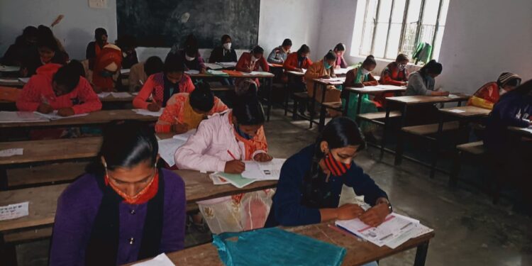 कोरोना प्रोटोकॉल के नियमानुसार लक्ष्मी देवी उच्च माध्यमिक विद्यालय, शुम्भा में आयोजित हुई प्रायोगिक परीक्षा