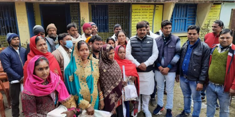 विधान परिषद् प्रत्याशी सह राजद नेता मनोहर यादव ने त्रिस्तरीय पंचायत प्रतिनिधियों से की मुलाकात,जीत की बधाई देते हुए कहा-अाप मुझे बनाएं विजयी,मैं आपकी सुरक्षा व हक-हकूक को ले लड़ूंगा लड़ाई