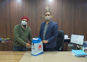 मिला संबल…कोविड टीकाकरण में आएगी तेजी, खगड़िया के डीएम आलोक रंजन घोष ने सेल्को (SELCO) के प्रतिनिधि को ऑटोमेटिक वैक्सीन कैरियर मशीन उपलब्ध कराने के लिए दिया धन्यवाद,कहा-प्रत्येक की मदद से कोरोना को कर दिया जाएगा नेस्तनाबूद