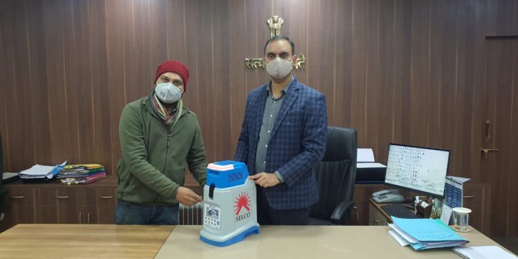 मिला संबल…कोविड टीकाकरण में आएगी तेजी, खगड़िया के डीएम आलोक रंजन घोष ने सेल्को (SELCO) के प्रतिनिधि को ऑटोमेटिक वैक्सीन कैरियर मशीन उपलब्ध कराने के लिए दिया धन्यवाद,कहा-प्रत्येक की मदद से कोरोना को कर दिया जाएगा नेस्तनाबूद