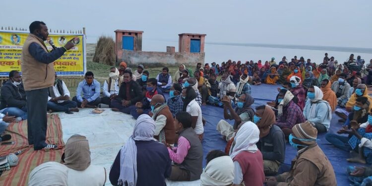 7-7बार कोसी नदी ने गांधी नगर और सहरौन के लोगों को किया जमीन से बेदखल, कोसी की तरेरती आंखों से सहमे लोगों ने रखा एक दिवसीय उपवास,क्रांति पुत्र नागेन्द्र सिंह त्यागी ने कहा-नहीं रोका गया कटाव,तो शासन प्रशासन पर भी लगेगा ग्रहण,बड़ा होगा जन आंदोलन