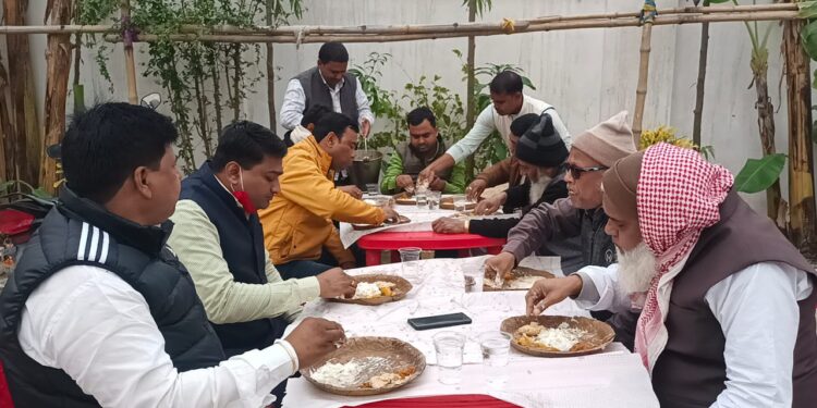 किंग मेकर बन चुके एमएलसी प्रत्याशी मनोहर यादव के आवास पर अल्पसंख्यक समाज के बंधुओं की जमी महफिल, था चूड़ा-दही का भोज, जमकर पकी राजनीतिक खिचड़ी