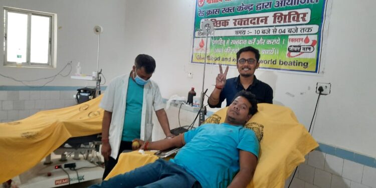 मरीज के परिजनों ने अभाविप कार्यकर्ताओं को आखिर क्यों बताया आधुनिक समय का देवता!कुमार सानु की जमकर हई प्रशंसा
