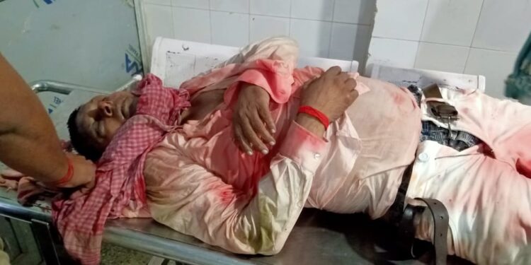 आखिर कब तक बेखौफ अपराधियों का जारी रहेगा तांडव?बेखौफ अपराधियों ने पैक्स अध्यक्ष और दुग्ध व्यवसायी को गोली मारकर उतारा मौत के घाट,सरपंच इलाजरत