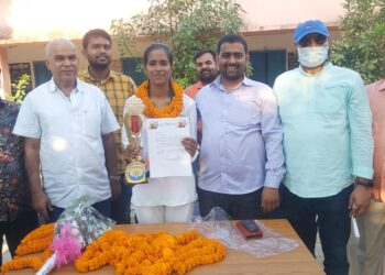 नेशनल फुटबाॅल प्रतियोगिता में खेल चुकी अंजलि को शिक्षक नेताओं ने किया सम्मानित,बच्चों को पढ़ाई के साथ-साथ खेल के प्रति भी प्रेरित करना जरुरी:मनोज कुमार