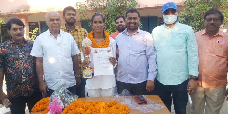 नेशनल फुटबाॅल प्रतियोगिता में खेल चुकी अंजलि को शिक्षक नेताओं ने किया सम्मानित,बच्चों को पढ़ाई के साथ-साथ खेल के प्रति भी प्रेरित करना जरुरी:मनोज कुमार