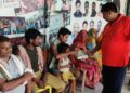 महागठबंधन की नई सरकार बनने पर राजद कार्यालय में रहा जश्न का माहौल,गरीबों के बीच मिठाईयां बांटकर पूर्व नगर सभापति सह राजद एमएलसी प्रत्याशी मनोहर यादव ने किया खुशियों का इजहार,कहा-शोषित, पीड़ित व आम लोगों के लिए बहुत काम करेगी नई सरकार