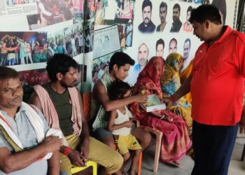 महागठबंधन की नई सरकार बनने पर राजद कार्यालय में रहा जश्न का माहौल,गरीबों के बीच मिठाईयां बांटकर पूर्व नगर सभापति सह राजद एमएलसी प्रत्याशी मनोहर यादव ने किया खुशियों का इजहार,कहा-शोषित, पीड़ित व आम लोगों के लिए बहुत काम करेगी नई सरकार