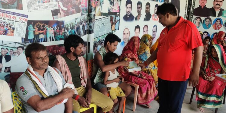 महागठबंधन की नई सरकार बनने पर राजद कार्यालय में रहा जश्न का माहौल,गरीबों के बीच मिठाईयां बांटकर पूर्व नगर सभापति सह राजद एमएलसी प्रत्याशी मनोहर यादव ने किया खुशियों का इजहार,कहा-शोषित, पीड़ित व आम लोगों के लिए बहुत काम करेगी नई सरकार