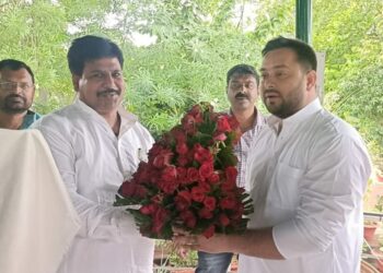 नई सरकार के उपमुखिया तेजस्वी यादव को पूर्व नगर सभापति सह राजद एमएलसी प्रत्याशी मनोहर यादव ने पुष्प गुच्छ देकर दी बधाई,खगड़िया को विशेष पैकेज देते हुए उद्योग लगाने की गुजारिश