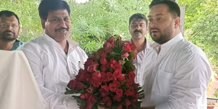 नई सरकार के उपमुखिया तेजस्वी यादव को पूर्व नगर सभापति सह राजद एमएलसी प्रत्याशी मनोहर यादव ने पुष्प गुच्छ देकर दी बधाई,खगड़िया को विशेष पैकेज देते हुए उद्योग लगाने की गुजारिश