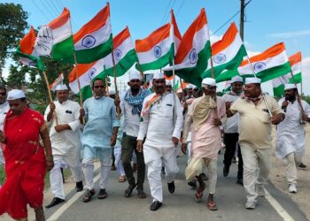 कर्ज के बोझ से दबे जा रहे हैं किसान और केन्द्र सरकार कर रही नफरत की राजनीति,पदयात्रा कर कांग्रेसजनों ने खोली केन्द्र सरकार की पोल