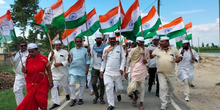 कर्ज के बोझ से दबे जा रहे हैं किसान और केन्द्र सरकार कर रही नफरत की राजनीति,पदयात्रा कर कांग्रेसजनों ने खोली केन्द्र सरकार की पोल